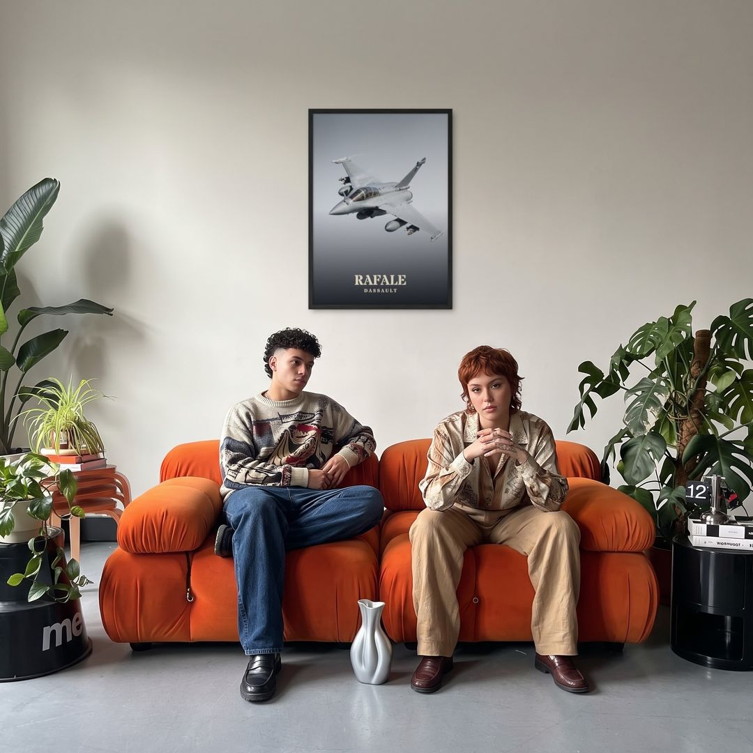 Rafale, framed in black, in a retro orange sofa lounge